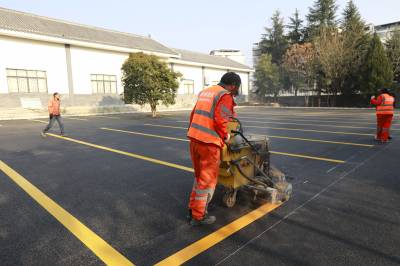  建成停车场 群众喜洋洋