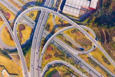三峡大道西陵二路互通立交上车辆川流不息
