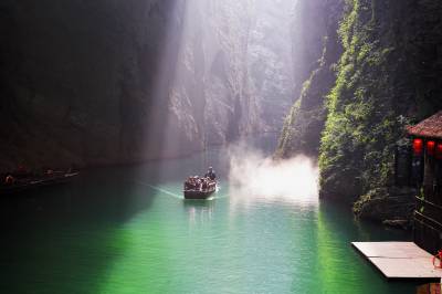 湖北鹤峰：舟行碧波上 人在画中游