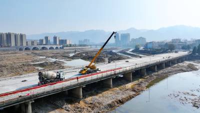 房县：打造城市交通路网