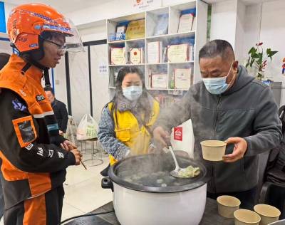 情暖冬至  饺香邻里   关爱新群体