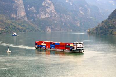 今年1至11月集装箱吞吐量达到3.2亿标箱