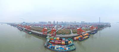 武汉阳逻港连续10年集装箱标箱吞吐量过百万