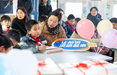 湖北襄阳：“爱心妈妈”牵手乡村学童