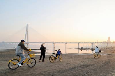 湖北武汉：冬日暖阳映江滩，市民乐享长江退水期（客户端采稿）