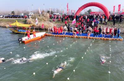 鱼梁洲畔冬泳热！500泳士逐浪汉江庆全国冬泳日