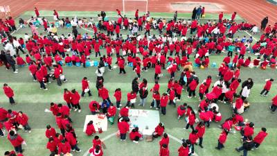 枝江：校园摆摊迎新年