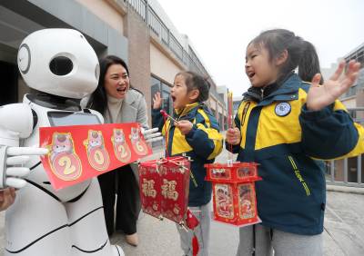湖北荆门：萌娃与机器人“派对”迎新