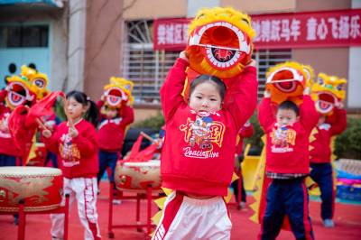 湖北襄阳：童心欢跃迎马年
