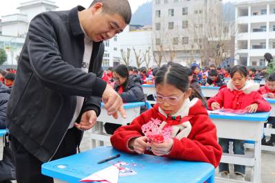 湖北恩施：千人剪纸迎新年