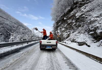 湖北保康：道路除雪保畅通