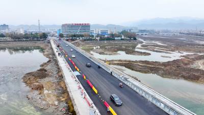  房县：畅通城市交通路网