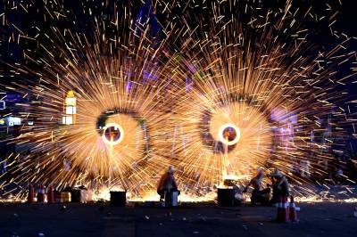湖北郧阳：非遗“打铁花” 璀璨贺新年