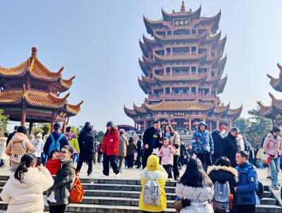 湖北武汉:  天下名楼黄鹤楼   新年吸引众游客