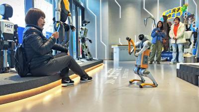 湖北武汉：沉浸式体验全国首家人形机器人7S店（客户端采稿）