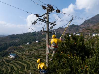 湖北秭归：带电作业助力电网建设