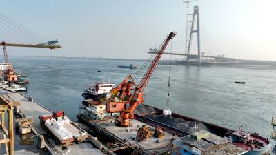 枝江：货运码头作业忙