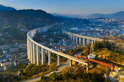 三峡翻坝  铁路与高速公路并行