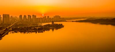 嘉鱼三湖连江旭日晨练一幅画