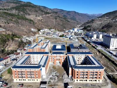 抢抓工期推进校园建设 