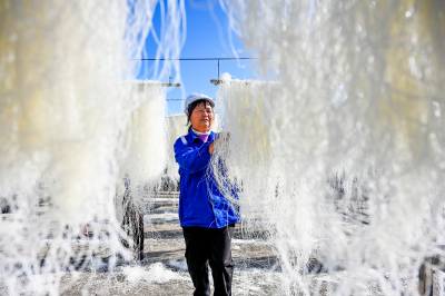 浠水：晾晒粉丝助增收