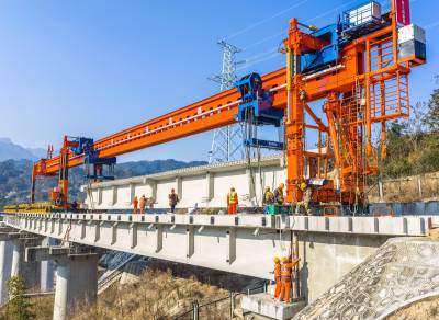 三峡枢纽茅坪港疏港铁路九里特大桥顺利完成T梁架设（客户端采稿）
