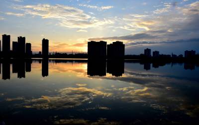 湖北南漳：水天一色彩云飞