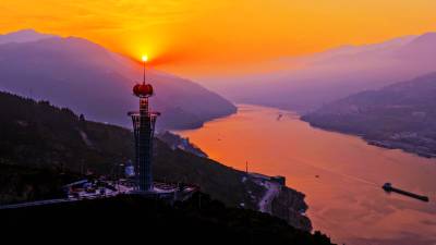 巴东：朝霞映橘乡 塔影共氤氲