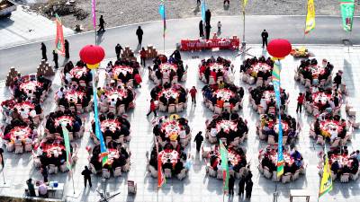 山村留守老少吃上百家宴