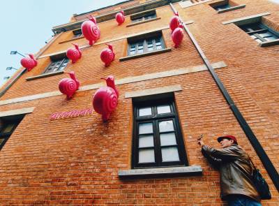 粉色蜗牛“爬”上咸安坊百年红砖洋楼（客户端采稿）