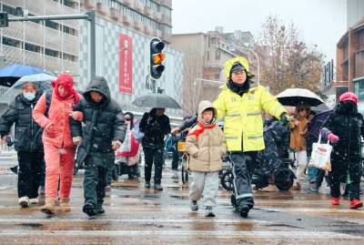 雪天早高峰暖心事 交警护学显担当