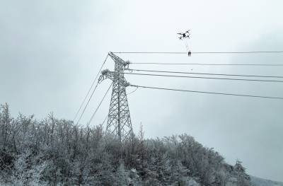 机器人搭乘无人机上线除冰（客户端采稿）
