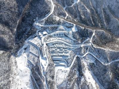 雪落高山美如画