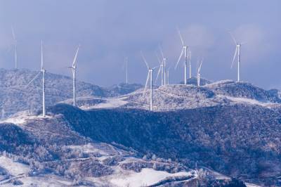 高山风电雪景美