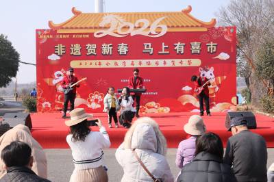 小朱湾：黛瓦白墙间，热络的年味与花香漫开