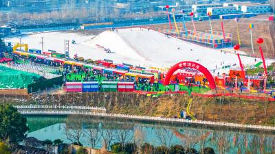 应城冰雪嘉年华启幕 赏雪玩冰品年味