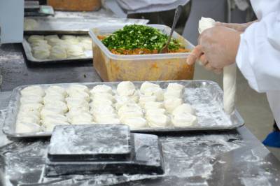 宜昌：手工红油包子俏销春节市场