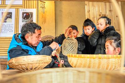 英山：寒假托管学竹编 非遗文化润童心