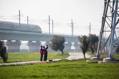 特巡高铁供电线路，护航春运出行安全
