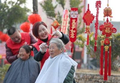 湖北钟祥：返乡流动党员志愿服务暖乡邻