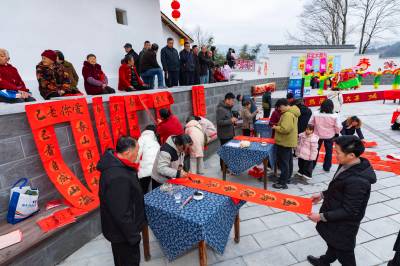湖北秭归：乡村新春赶大集 年味消费两相宜