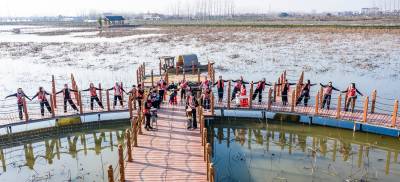 嘉鱼湖地野藕游客鼓乐齐鸣迎新春