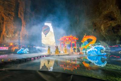 利川腾龙洞新春灯会璀璨启幕（客户端采稿）