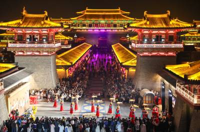 灯光璀璨迎新春 流光溢彩年味浓（客户端采稿）