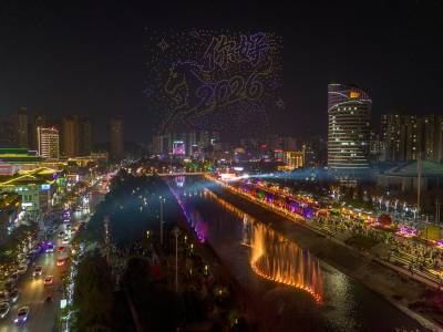 湖北利川市，无人机编队表演迎接马年春节