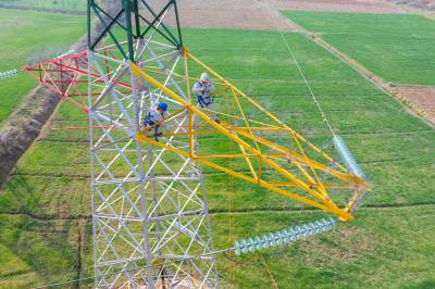 湖北荆门：青年突击队  高空消缺保障供应