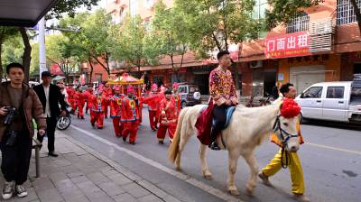 郧阳：传统中式婚礼迎新年 