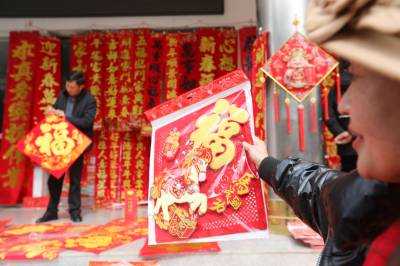 房县：选春联 迎春节