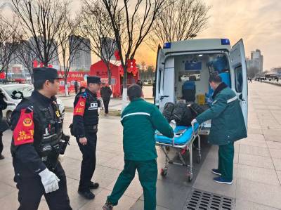 这波救援太暖！民警脱去警服为倒地旅客挡寒意