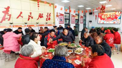 为孤寡和留守老人办团圆饭